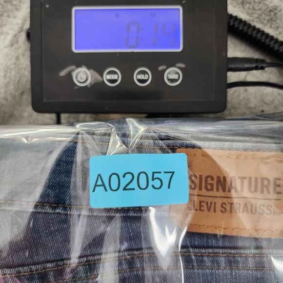 Levi Strauss Signature Jeans Womens 10 Blue Mid Rise Capri Cuffed Hem Stretch - Picture 14 of 14